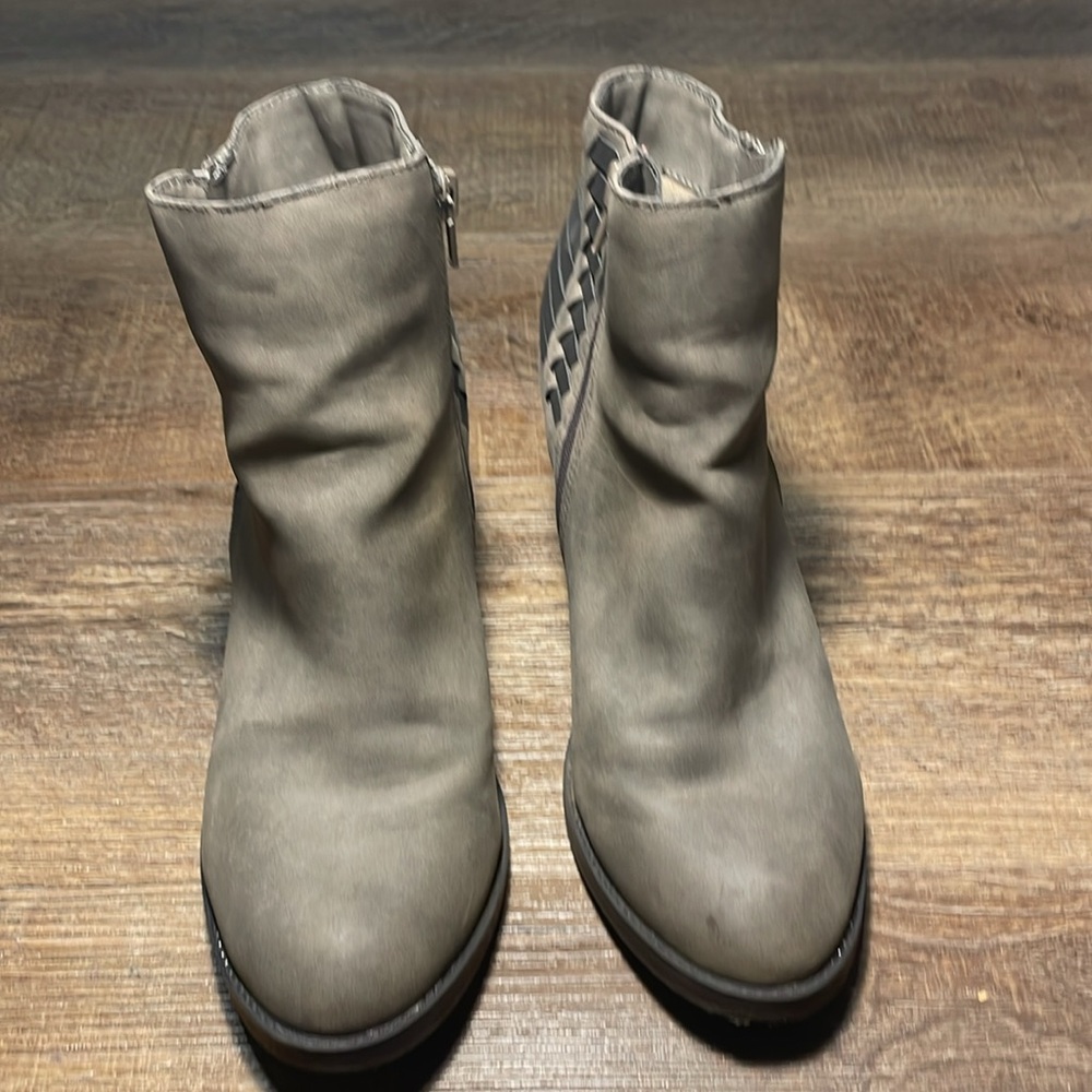 Woman’s Sugar ankle Chelsea  boots Zip up Size 8 Greyish Brown plain print